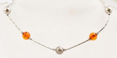 Ezüst(Ag) karkötő borostyán gyöngy díszítéssel, jelzett, állítható hosszúság, min. h: 16,5 cm, bruttó: 3,6 g