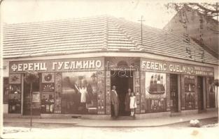 Zenta, Senta; Ferenc Guelmino üzlete a Felkelő Naphoz, festékbolt, különleges áruk, kirakat / specialty and dye shop, shop front with owners. Tóth photo (fa)