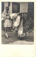 5 db régi és modern magyar folklór motívumlap, népviseletek / 5 pre-1945 and mdoern Hungarian folklo...