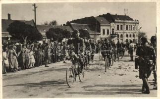 1938 Ipolyság, Sahy; bevonulás kerékpáros osztaggal / entry of the Hungarian troops with soldiers from the  bicycle unit (fl)