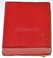 ~1960-1970. "A Könnyűipar Kiváló Dolgozója" zománcozott fém jelvény, miniatűrrel, tokban T...