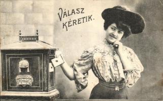 Válasz kéretik / Lady with letter and mail box. Greeting card (fl)