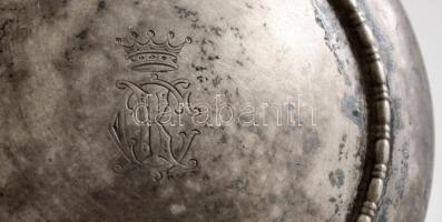 Ólomkristály tartó, monogramos ezüst(Ag) fedéllel, jelzett, az üveg alján karcolásokkal, apró csorbá...
