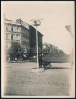 cca 1930 Budapest, Közlekedési lámpa és kezelője, fotó, 11x8 cm
