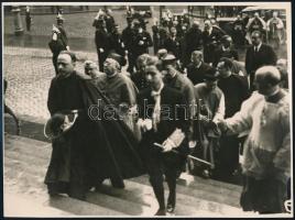 1930 Szent Imre év Aloisio Sincero pápai legátus a Bazilikánál Budapesten. Macsi András pecséttel jelzett fotója. 24x16 cm