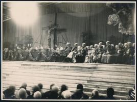 1930 Szent Imre év díszülés a Vérmezőn Aloisio Sincero pápai legátus részvételével. Macsi András pecséttel jelzett fotója. 24x16 cm