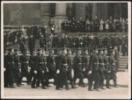 1932 Felvonulás a Bazilika előtt. Rendőrök, katonák 24x16 cm