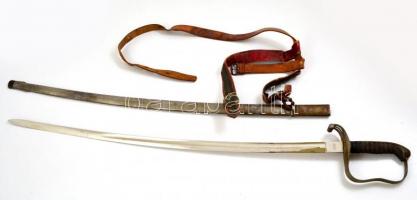 cca 1900 Lovassági kard fém hüvellyel,bőr csatlékkal, jelzett (Robert Hermes Solingen ill. R. Spitz Budapest), pengehossz: 82,5 cm, teljes hossz: 96,5 cm