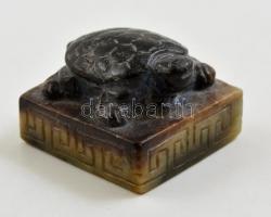 Kínai pecsétnyomó, faragott kő, teknős figurával / Chinese carved stone seal maker with turtle figure. 3,5x2,5 cm