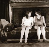 cca 1972 Erotikus és pornográf fotónegatívok, 12 felvétel 1 tekercsen, 5,5x5,5 cm