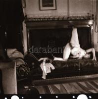 cca 1972 Erotikus és pornográf fotónegatívok, 12 felvétel 1 tekercsen, 5,5x5,5 cm