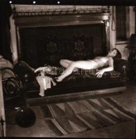 cca 1972 Erotikus és pornográf fotónegatívok, 12 felvétel 1 tekercsen, 5,5x5,5 cm