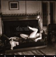 cca 1972 Erotikus és pornográf fotónegatívok, 12 felvétel 1 tekercsen, 5,5x5,5 cm