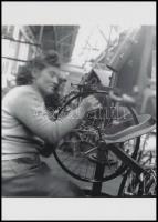 cca 1952 Csepeli Kerékpárgyár, 2 db szabadon felhasználható vintage negatív (6x6 cm) és 2 db mai nag...