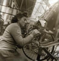 cca 1952 Csepeli Kerékpárgyár, 2 db szabadon felhasználható vintage negatív (6x6 cm) és 2 db mai nag...