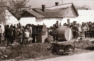 cca 1970 Kecskemét, zsibpiac a város szélén, 24 db szabadon felhasználható vintage negatív, 24x36 mm