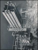 cca 1964 Az Erzsébet híd építése, két felvételen az utolsó elem beemelése látható, 5 db vintage fotó, 14x8,5 cm és 18x23,5 cm között