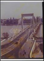 cca 1969 Budapest, Csuklós villamos az Erzsébet hídon, mai nagyítás, 18x13 cm