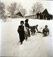 cca 1950 Téli örömök, 8 db szabadon felhasználható vintage negatív Krisch Béla (1929-?) kecskeméti f...