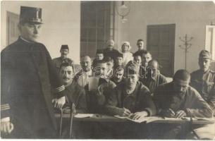 Tábori lelkész osztrák-magyar katonákat oktat / WWI Camp clergyman teaching Austro-Hungarian K.u.K. soldiers. Kövessy photo (EK)
