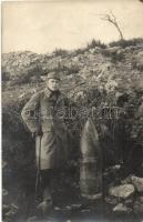 Osztrák-magyar katona egy olasz 30.5 cm-es fel nem robbant gránát (löveg) mellett / WWI Austro-Hungarian K.u.K. soldier next to an unexploded Italian shell. photo + M. kir. veszprémi 31. honvéd gyalogezred parancsnokság