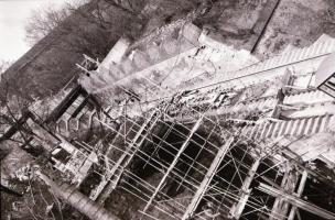 cca 1986 Budapest, sikló kocsik a helyszínen + pályaépítés, 39 db szabadon felhasználható vintage ne...