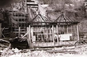 cca 1986 Budapest, sikló kocsik a helyszínen + pályaépítés, 39 db szabadon felhasználható vintage ne...