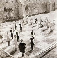 cca 1969 Élő sakkfigurák (törökök-magyarok) felvonulása és játéka egy vár tövében, gyeptáblán, 3 db szabadon felhasználható vintage negatív, 6x6 cm
