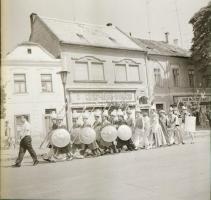 cca 1969 Élő sakkfigurák (törökök-magyarok) felvonulása és játéka egy vár tövében, gyeptáblán, 3 db ...