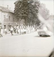cca 1969 Élő sakkfigurák (törökök-magyarok) felvonulása és játéka egy vár tövében, gyeptáblán, 3 db ...