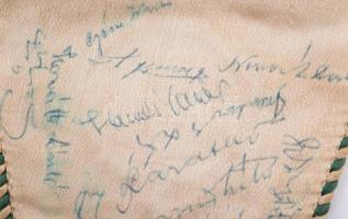 cca 1960 a Ferencváros játékosainak (Horváth László, Novák, Rákosi, stb.) aláírásai FTC-zászlón