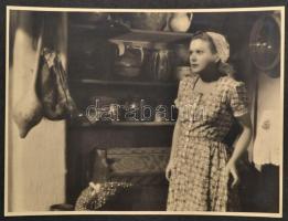 cca 1939-1940 a Földindulás c. film fotóalbuma, Hans Manninger felvételei, különböző méretben, össze...