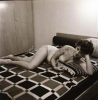 cca 1972 Vintage szépségek, 4 db vintage fotó + 2 db vintage negatív, (a pozitív és negatív képek eg...