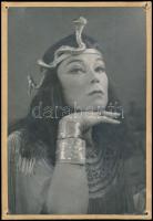 1946 Bajor Gizi (1893-1951) színésznő Kleopátra szerepében, fotó, kartonra ragasztva, 18×12,5 cm