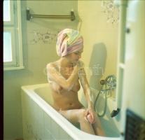 cca 1988 Jelzés nélkül 7 db aktfelvétel színes negatívra,  Menesdorfer Lajos (1941-2005) budapesti f...