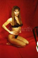 cca 1989 Fehérneműs kasztingon, szolidan erotikus felvételek, 37 db vintage negatív, 24x36 mm