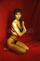 cca 1989 Fehérneműs kasztingon, szolidan erotikus felvételek, 37 db vintage negatív, 24x36 mm