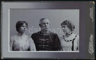 cca 1910 Eckensberger György későbbi dandártábornok fotója családtagjaival, Letzter József debreceni műterméből, díszes hátoldalú kartonra kasírozva, 21x13 cm
