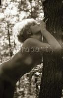 cca 1975 Aktfotózás a szabadban és a szobában, szolidan erotikus felvételek, 29 db vintage negatív, ...