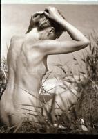 cca 1971 Egészséges erotika, 9 db vintage negatív és/vagy diapozitív, 24x36 mm