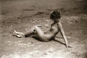 cca 1971 Egészséges erotika, 9 db vintage negatív és/vagy diapozitív, 24x36 mm