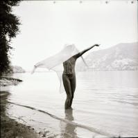 cca 1987 Szépasszonyok forgataga - szolidan erotikus felvételek, 13 db vintage negatív és/vagy diapo...