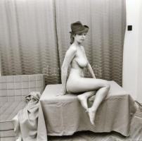 cca 1987 Szépasszonyok forgataga - szolidan erotikus felvételek, 13 db vintage negatív és/vagy diapo...