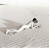 cca 1970 Intim zónák feltárulnak - szolidan erotikus felvételek, 4 db vintage papírkép + 3 db vintag...