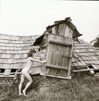 cca 1975 Összehasonlító antropológia - szolidan erotikus felvételek, 4 db vintage papírkép + 4 db vi...