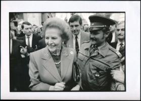 cca 1984 Benkő Imre pecséttel jelzett vintage fotója Margaret Thatcherről, budapesti látogatása alkalmából + hozzáadva egy feliratozott hírügynökségi fotót + 1 db diapozitív felvételt, 18x24 cm és 9x6 cm között