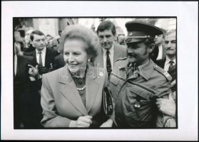 cca 1984 Benkő Imre pecséttel jelzett vintage fotója Margaret Thatcherről, budapesti látogatása alka...