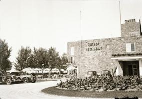 cca 1940 Balatonfüred - fürdőház, vendéglő, pensio, vízpart, stb., 11 db vintage negatív és 11 db vi...