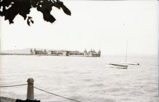 cca 1940 Balatonfüred - fürdőház, vendéglő, pensio, vízpart, stb., 11 db vintage negatív és 11 db vi...