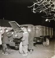 Tehergépjárművek tétele, 9 db szabadon felhasználható, vintage negatív különféle korokból, 6x6 cm és...